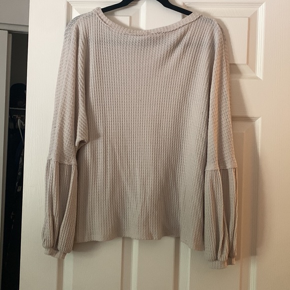 Boutique top with bell sleeves - Picture 3 of 4